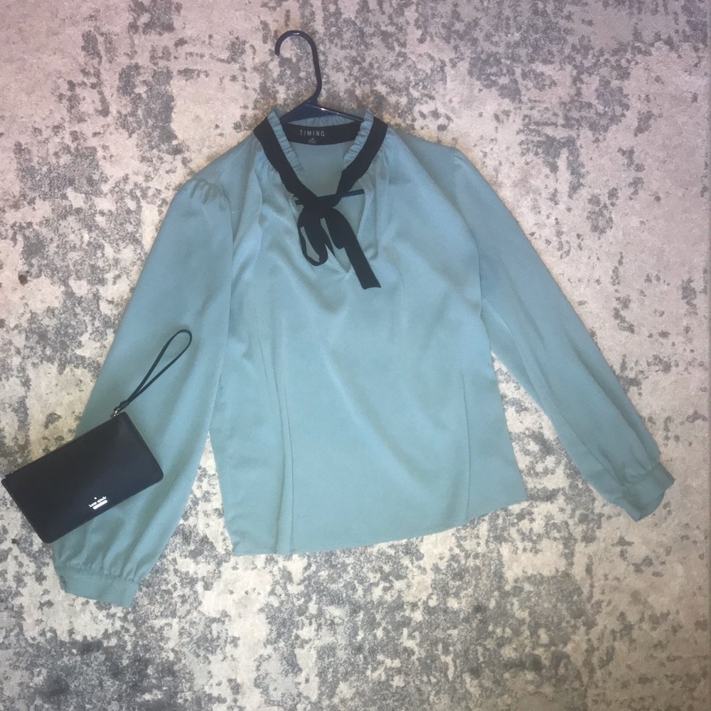 🌸Turquoise w/black detailing blouse Size M🌸